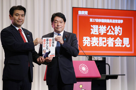 参院選の公約を掲げる自民党の小野寺五典政調会長(右)ら=19日午後、東京・永田町の同党本部