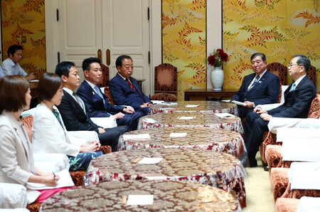 党首会談に臨む石破茂首相（右列奥）、立憲民主党の野田佳彦代表（左列奥）ら＝１９日午後、国会内