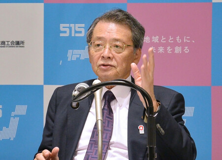 記者会見する日本商工会議所の小林健会頭=19日午後、東京都千代田区