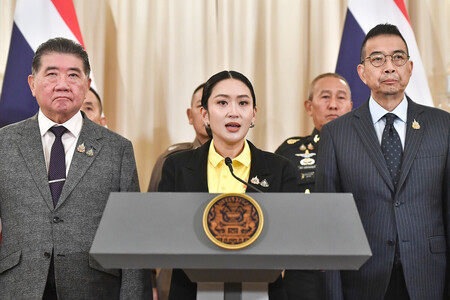 19日、バンコクで会見するタイのペートンタン首相(中央)(タイ首相府提供)