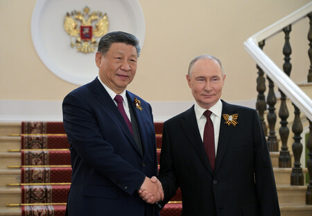中国の習近平国家主席(左)とロシアのプーチン大統領=5月9日、モスクワ(EPA時事)