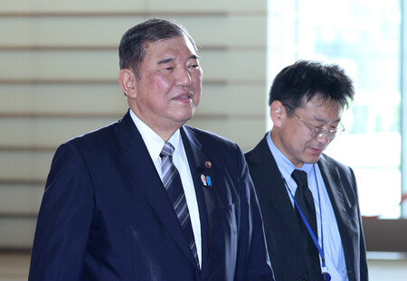 首相官邸に入る石破茂首相=19日午前、東京・永田町