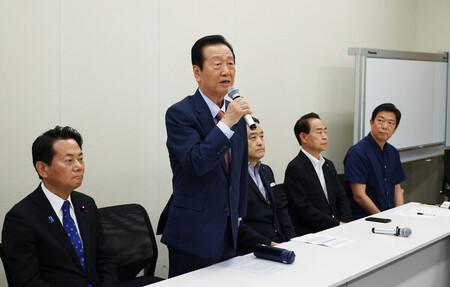 内閣不信任決議案の提出を求める会で発言する立憲民主党の小沢一郎衆院議員(左から2人目)=19日午後、国会内