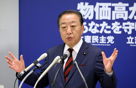 内閣不信任決議案の提出見送りについて、記者会見する立憲民主党の野田佳彦代表=19日午後、国会内