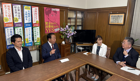 会談に臨む立憲民主党の野田佳彦代表(中央左)と共産党の田村智子委員長(同右)ら=19日午後、国会内