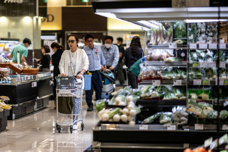 東京都内のスーパーで買い物する人たち=5月23日(AFP時事)