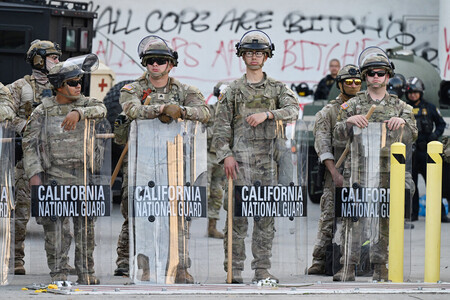 抗議デモが激化した米カリフォルニア州ロサンゼルスで警戒に当たる同州兵=12日(AFP時事)