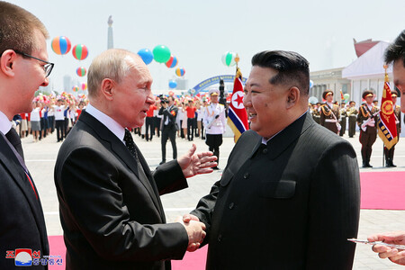 ロシアのプーチン大統領（左）と北朝鮮の金正恩朝鮮労働党総書記＝２０２４年６月、平壌（朝鮮中央通信配信・ＡＦＰ時事）