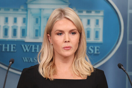 １９日、米ホワイトハウスで記者会見するレビット大統領報道官（ＡＦＰ時事）