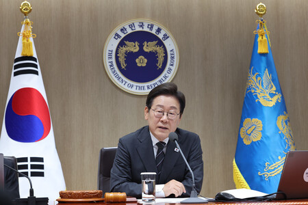閣議で発言する李在明大統領=19日、ソウル(EPA時事)