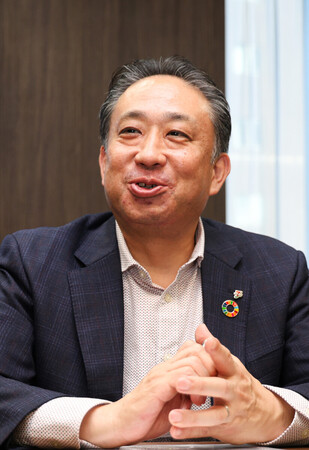 インタビューに答えるセブン―イレブン・ジャパンの阿久津知洋社長=18日、東京都千代田区