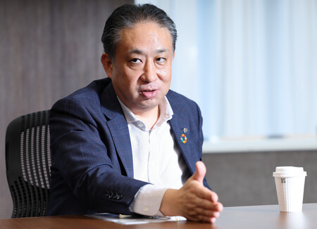 インタビューに答えるセブン―イレブン・ジャパンの阿久津知洋社長=18日、東京都千代田区