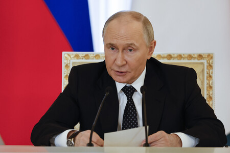 19日、ロシア北西部サンクトペテルブルクで発言するプーチン大統領(EPA時事)