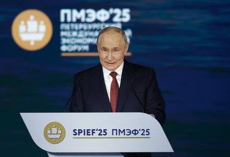 20日、ロシア北西部サンクトペテルブルクで開かれた国際経済フォーラムで演説するプーチン大統領(ロイター時事)