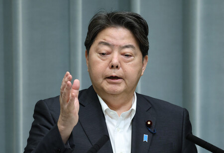 記者会見する林芳正官房長官=20日午前、首相官邸