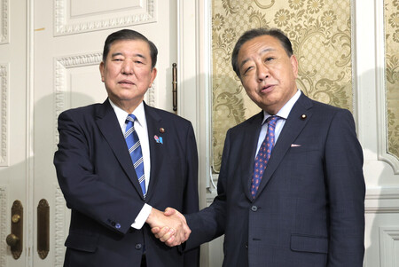 衆院本会議後、立憲民主党にあいさつに訪れて握手する石破茂首相（左）と野田佳彦代表＝２０日午後、国会内