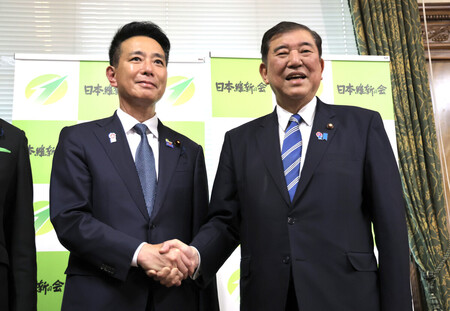 衆院本会議後、日本維新の会にあいさつに訪れて握手する石破茂首相（右）と前原誠司共同代表＝２０日午後、国会内