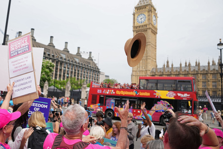 英下院で「死を選ぶ権利」の法案が可決されたことを喜ぶ人々=20日、英ロンドン(AFP時事)