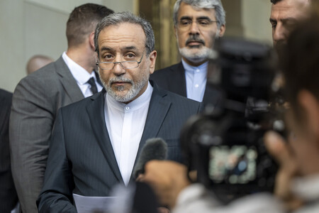 20日、ジュネーブで英仏独外相との協議後、記者団の取材に応じるイランのアラグチ外相(左から2人目)(EPA時事)