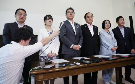参院へ財政金融委員長の解任決議案を提出し、取材に応じる野党議員＝２１日午後、国会内