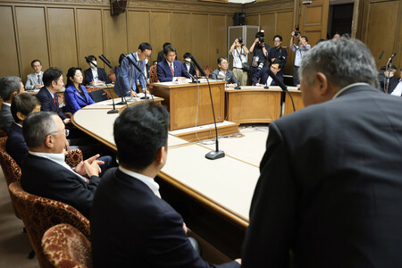 散会した参院財政金融委員会＝２１日午後、国会内