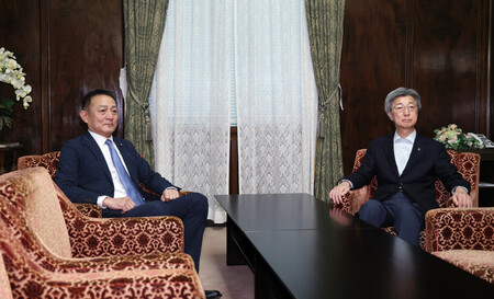 会談に臨む自民党の石井準一参院国対委員長（右）と立憲民主党の斎藤嘉隆参院国対委員長＝２１日午後、国会内