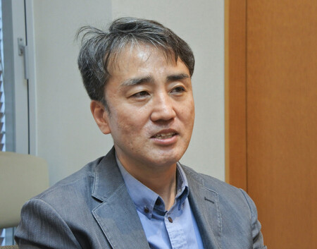 インタビューに応じる権容※（※夾の人をいずれも百に）・一橋大大学院准教授＝１３日、東京都中央区