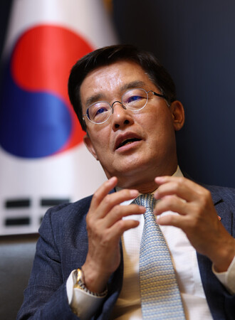インタビューに答える朴※(※吉の横並び)熙・駐日韓国大使=17日、東京都港区