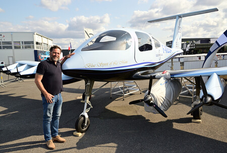 フランスの新興企業ブルー・スピリット・エアロが開発中の水素航空機「ドラゴンフライ」と、オリビエ・サバン最高経営責任者（ＣＥＯ）＝１５日、パリ近郊ルブルジェ