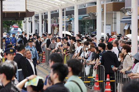東京都議選の街頭演説を聞く人たち=21日午後、東京都葛飾区
