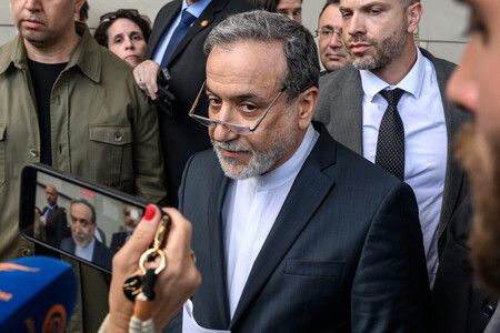 イランのアラグチ外相（中央）＝２０日、ジュネーブ（ＡＦＰ時事）