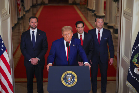 ２１日、米ホワイトハウスで演説するトランプ大統領（中央）（ＥＰＡ時事）