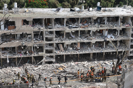 22日、イランのミサイル攻撃を受けたイスラエル中部テルアビブの集合住宅(EPA時事)