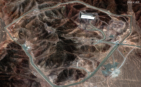 イラン中部フォルドゥのウラン濃縮施設の衛星画像=14日撮影(米マクサー・テクノロジーズ提供)(AFP時事)
