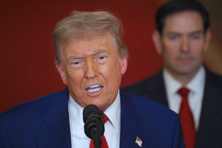 21日、米ホワイトハウスで演説するトランプ大統領(AFP時事)
