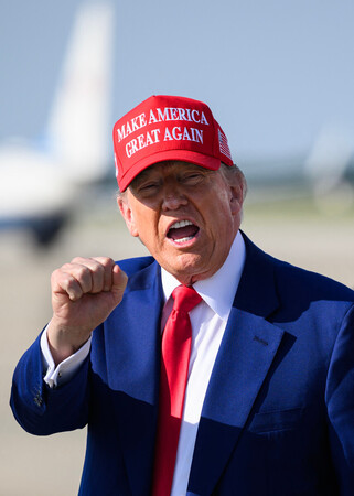 トランプ米大統領=21日、ワシントン近郊(AFP時事)