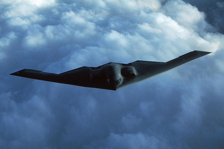 飛行中のB2戦略爆撃機=米国防総省提供、撮影場所不詳(AFP時事)