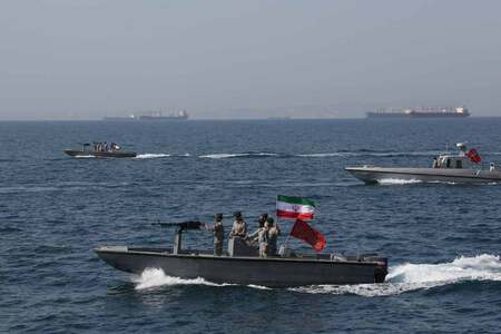 2019年4月30日、ホルムズ海峡を航行するイラン軍(AFP時事)