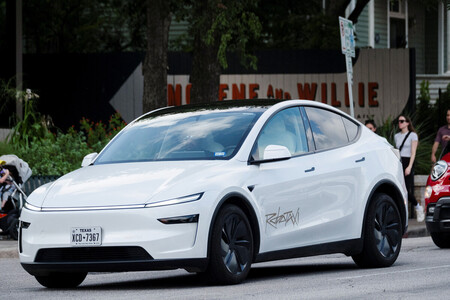 通りを走行する米電気自動車(EV)大手テスラのロボタクシー=22日、テキサス州オースティン(ロイター時事)
