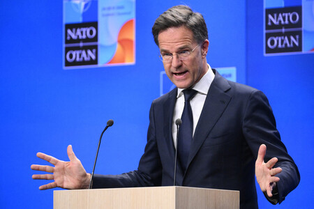 23日、オランダ・ハーグで記者会見する北大西洋条約機構(NATO)のルッテ事務総長(AFP時事)