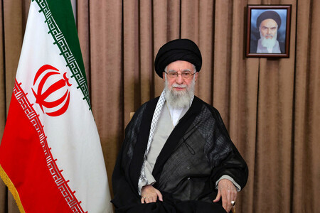 イランの最高指導者ハメネイ師=13日、テヘラン(最高指導者事務所提供・AFP時事)