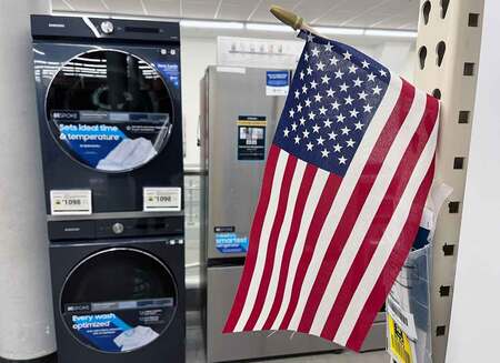 洗濯機や冷蔵庫など家電製品が並ぶホームセンター=2月3日、米バージニア州(AFP時事)