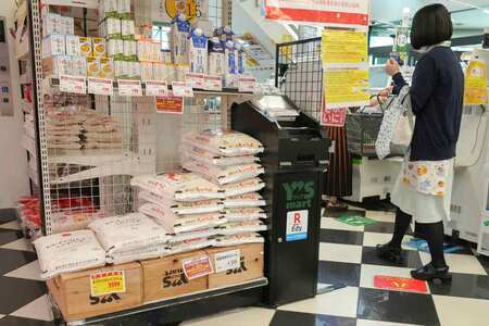 20日、東京都内のスーパーマーケット店頭に並ぶ精米袋(AFP時事)