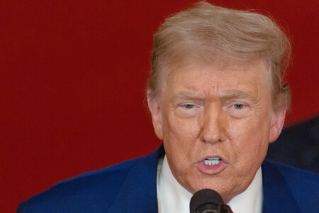 米ホワイトハウスで演説するトランプ大統領=21日(EPA時事)