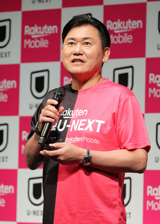 楽天モバイルの新サービスについて記者会見する三木谷浩史会長=23日午後、東京都渋谷区