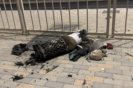 23日、イランが使用し、カタール上空で迎撃されたミサイルの残骸(撮影場所不明・AFPテレビの映像より)(AFP時事)