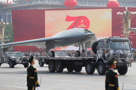 中国の建国70周年を記念して実施された軍事パレード=2019年10月、北京(EPA時事)