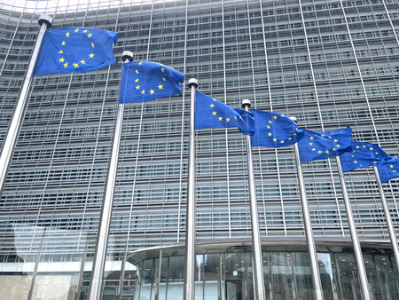 欧州連合(EU)欧州委員会前に掲げられた欧州旗=ベルギー・ブリュッセル