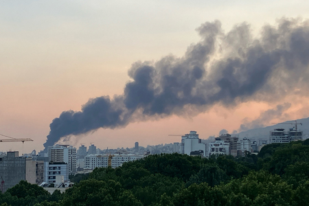 イスラエル軍の攻撃を受け、立ち上る煙=16日、イラン・テヘラン(AFP時事)
