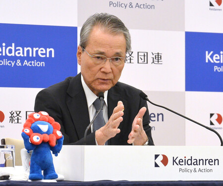 記者会見する経団連の筒井義信会長=24日午後、東京都千代田区